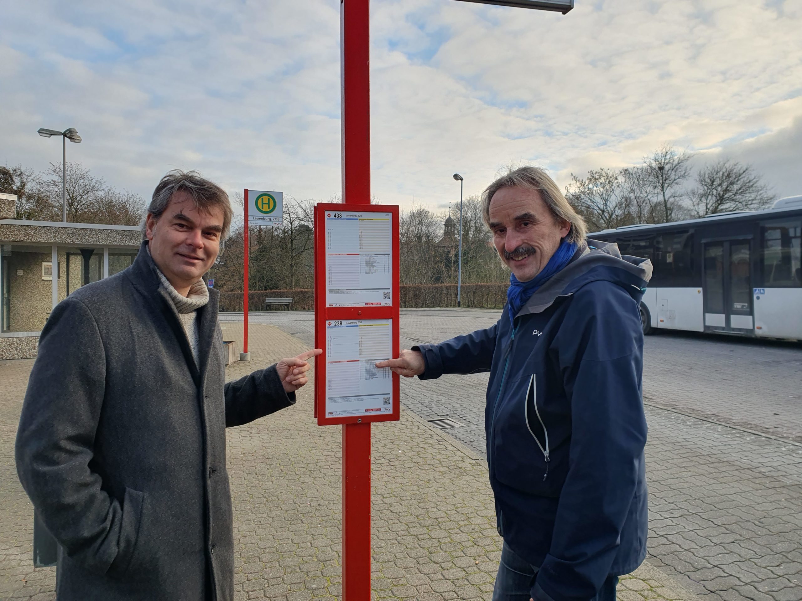 Oliver Brandt (links) und Martin Merlitz am neuen Haltestellenaushang am ZOB Lauenburg