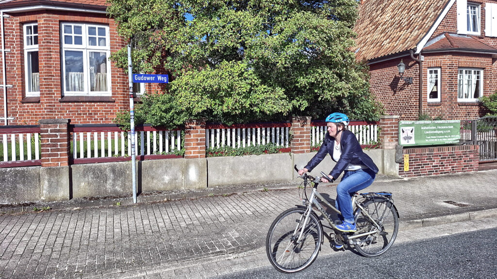 Eine Frau fährt mit dem Fahrrad auf dem Gudower Weg in Mölln.