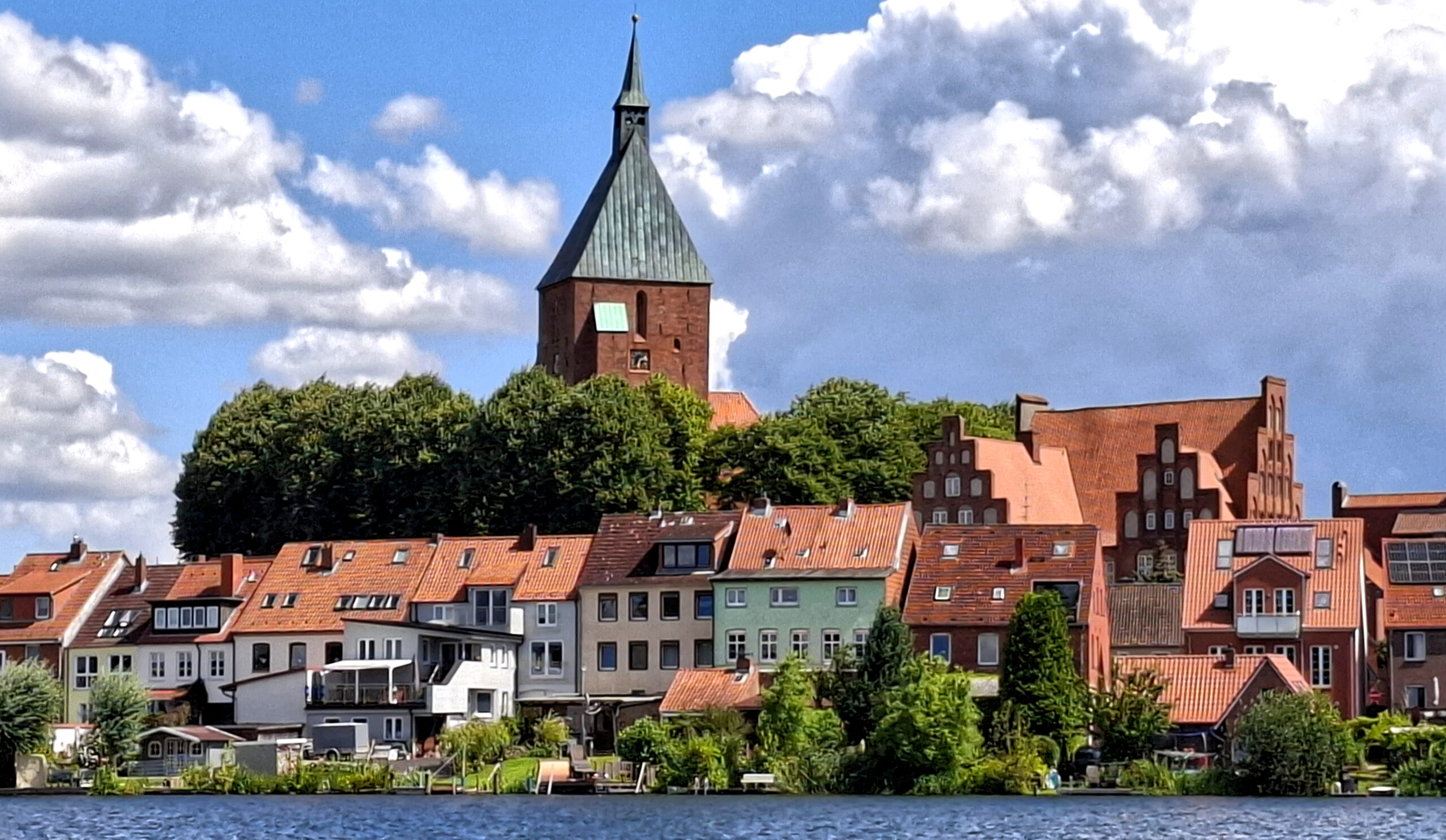 Blick auf die Möllner Kirche vom Stadtsee aus.