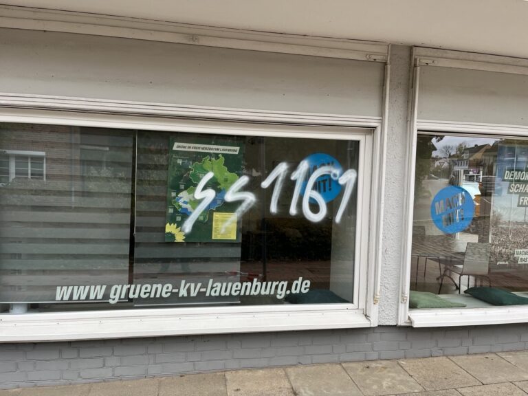 Hass hat bei uns keinen Platz – Nazi-Schmierereien an der Grünen Kreisgeschäftsstelle in Schwarzenbek